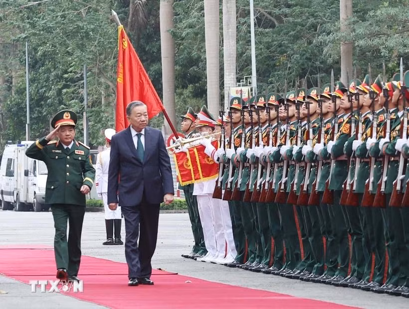 苏林总书记出席越南人民军总政治局建局80周年纪念仪式。图自越通社