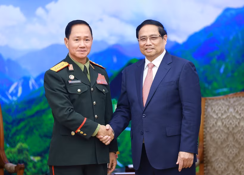越南总理范明政会见老挝国防部长坎良·乌塔凯松。图自越通社