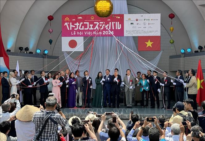 2024年日本越南文化节在日本东京代代木公园开幕。图自越通社