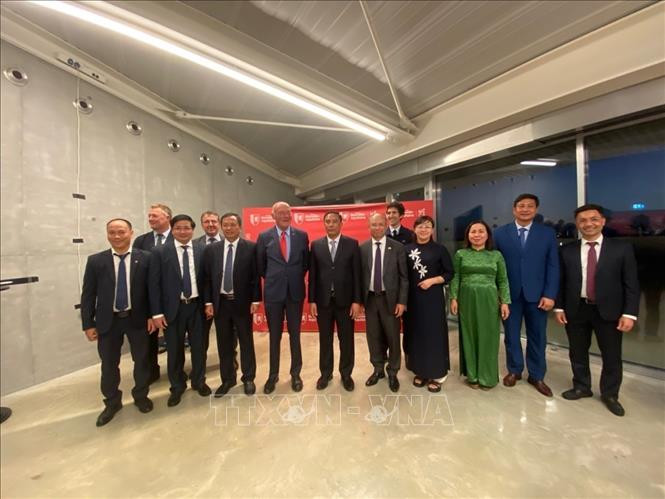 由老街省委副书记黄江率领的老街省代表团与法国新阿基坦大区领导合影。图自越通社 ​