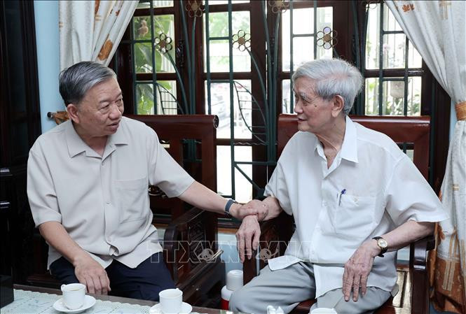 国家主席苏林探望原越共中央委员、原总书记助理、原越南通讯社社长胡进毅。图自越通社