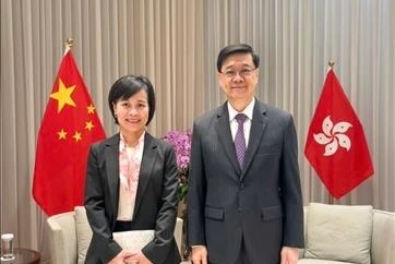 中国香港特区政府行政长官李家超和越南新任驻香港和澳门总领事黎德行。图自越通社