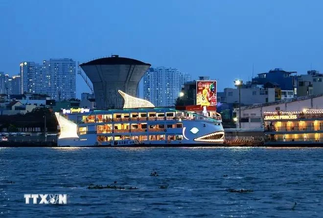 探索西贡的夜景的高级游轮。图自越通社