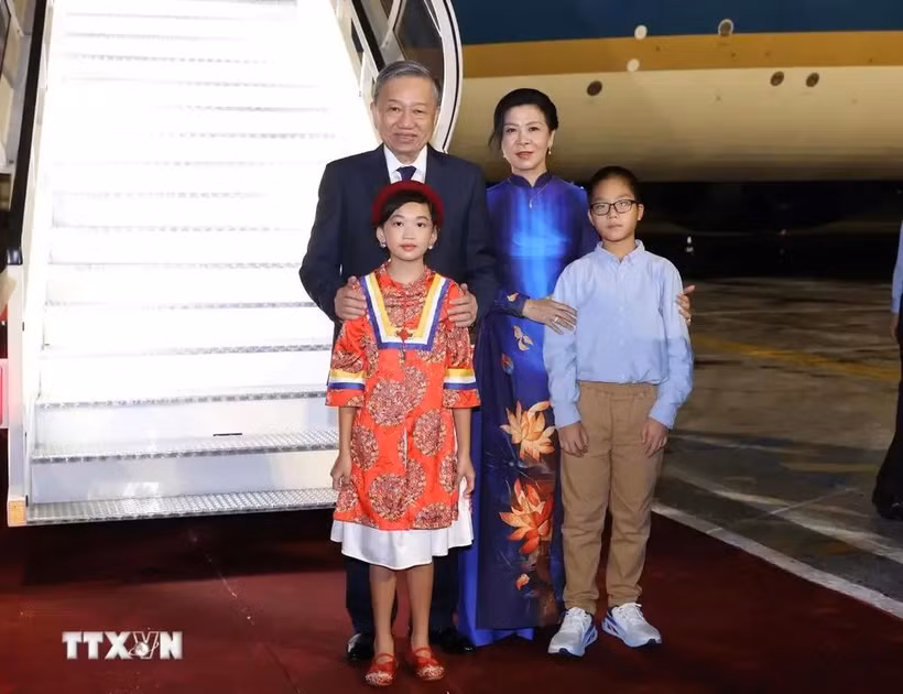 越共中央总书记、国家主席苏林和夫人在首都哈瓦那何塞·马蒂国际机场与儿童们合影。图自越通社
