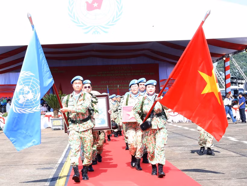 越南国防部举行赴南苏丹和阿卜耶伊地区六号二级野战医院和三号工兵队出征仪式。图自越通社