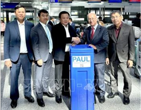 德国世界大学生协助组织（WUS）主席卡姆比兹·加瓦米象征性赠送PAUL净水器。图自越通社