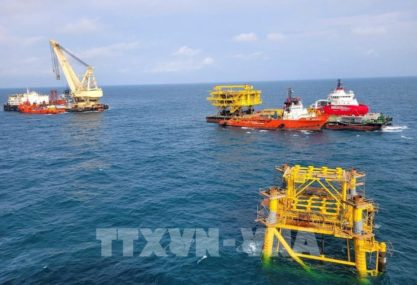 天鹰01号和头顿1号补给船将VSP05号船牵引到黄沙浮吊的位置 图自越通社