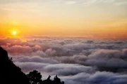 在北宁省同高山顶追云 捕捉“云海托日”的绝美画面