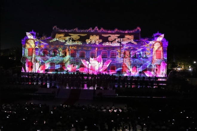 2024 年顺化文化节期间上演令人印象深刻的 3D 映射灯光秀。图自Vietnam+ 3a.jpg