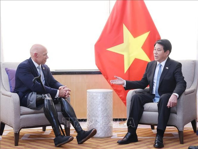 越南国家主席会见美国众议院外交事务委员会主席、党众议员布莱恩·马斯特。图自越通社 tiep-ns-2.jpg
