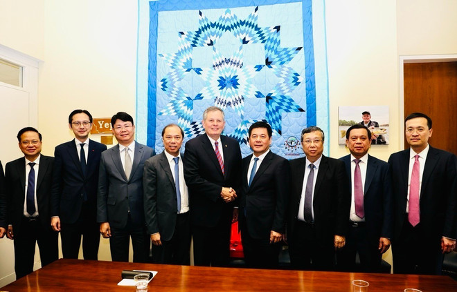 越南工贸部部长、政府谈判代表团团长阮鸿延会见了美国参议院商务委员会主席、参议员特德·克鲁兹;参议院财政委员会及对外委员会成员、参议员史蒂夫·丹尼斯。图自越通社 vna-potal-hoat-dong-cua-bo-truong-bo-cong-thuong-nguyen-hong-dien-tai-hoa-ky-8048914.jpg