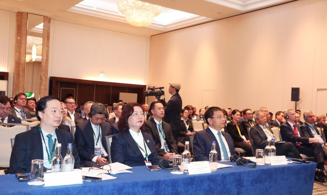 与会代表。图自越通社 vna-potal-bo-truong-tai-chinh-nguyen-van-thang-tham-lam-viec-tai-vuong-quoc-anh-8279256.jpg