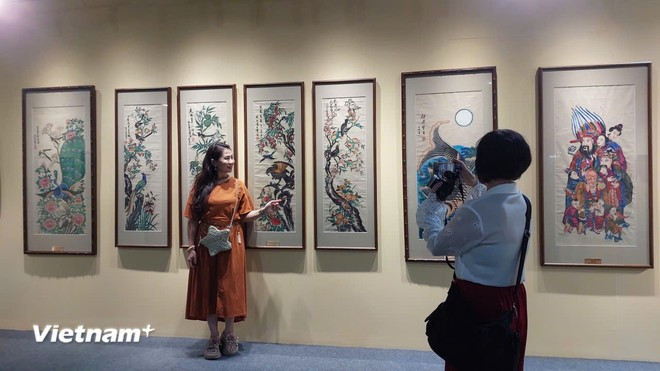 参观者兴致勃勃地体验越南文化。图自Vietnam+ 7.jpg