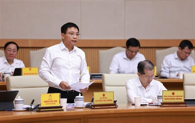 越南财政部长在会上作报告。图自越通社 vna-potal-thu-tuong-chu-tri-phien-hop-chinh-phu-thuong-ky-thang-9-nam-2025-8317868.jpg