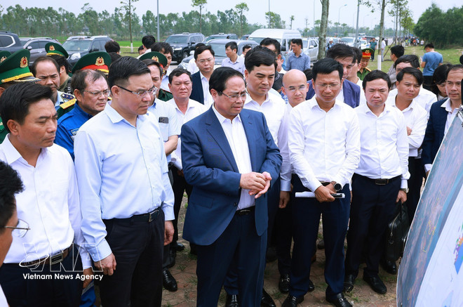 vnanet-potal-thu-tuong-lam-viec-voi-lanh-dao-cong-ty-tnhh-loc-hoa-dau-nghi-son-8669682.jpg