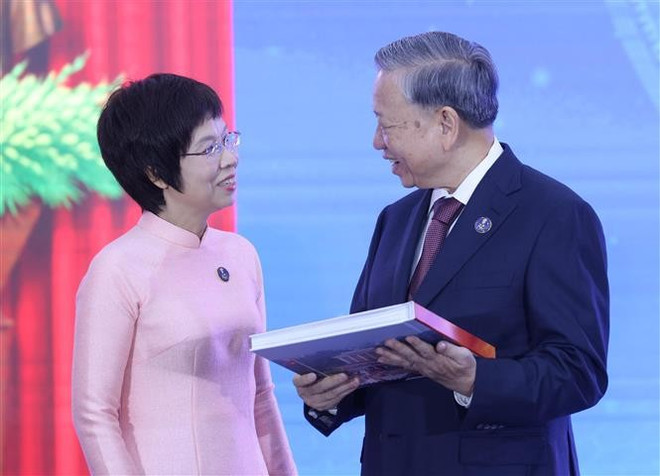 越通社党委书记、社长武越庄向越共中央总书记苏林赠送《荣耀永远属于人民》画册。图自越通社 vna-potal-tong-bi-thu-to-lam-du-le-ky-niem-80-nam-ngay-truyen-thong-thong-tan-xa-viet-nam-8274113.jpg