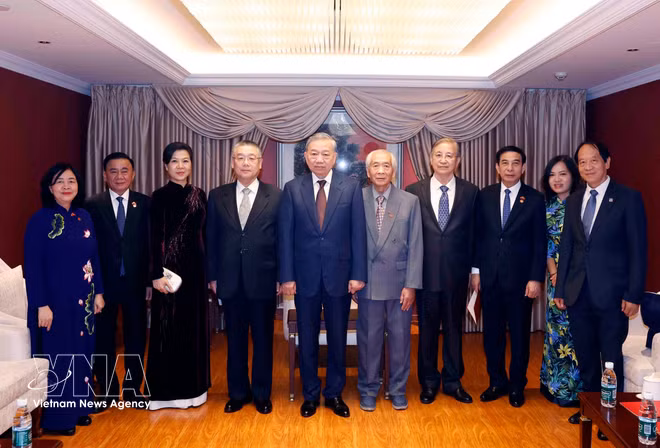 党中央总书记、国家主席苏林与夫人会见越南与中国将领家属、专家及友好人士代表。图自越通社