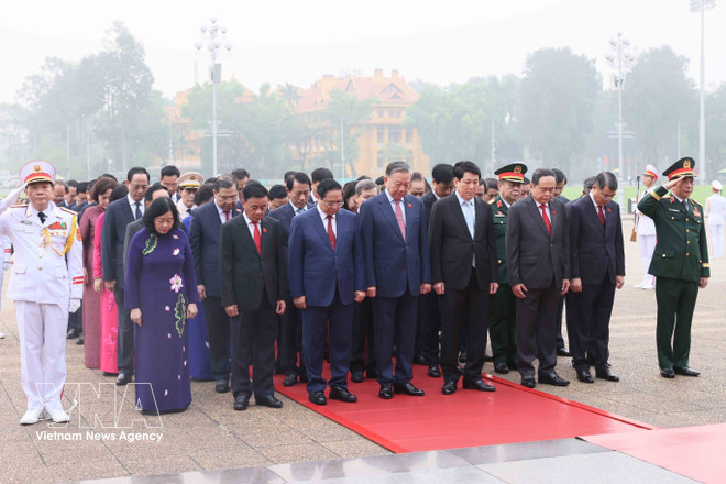 vnanet-potal-dai-bieu-quoc-hoi-khoa-xvi-vao-lang-vieng-chu-tich-ho-chi-minh-8683276.jpg