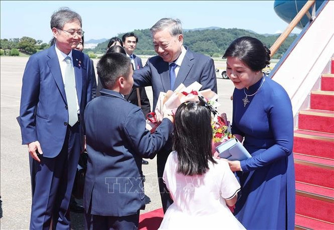越共中央总书记苏林与夫人抵达首尔开始对大韩民国进行国事访问。图自越通社 tbt-den-han-quoc.jpg