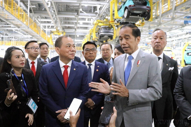 印尼总统佐科·维多多造访设在海防市的VinFast电动汽车、摩托车生产厂(2024年1月13日)。图自越通社 tong-thong-indo-tham-vinfast.jpg