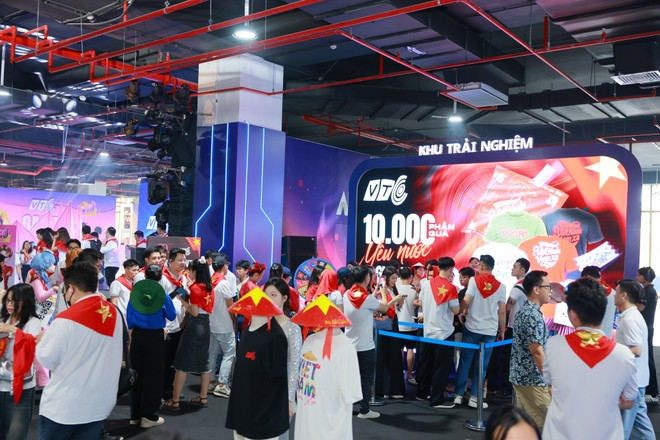 游戏体验区吸引大量年轻观众驻足参观。图自Vietnam+ 6.jpg