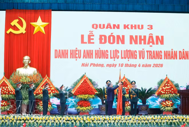 vnanet-potal-tong-bi-thu-chu-tich-nuoc-du-le-don-nhan-danh-hieu-anh-hung-llvt-nhan-dan-cua-quan-khu-3-8692383.jpg