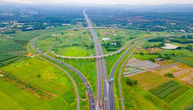 胡志明市—隆城—油椰高速公路车流量持续上升,已趋于饱和,亟需扩建。(图自Vietnam+) 2.jpg