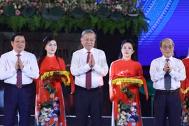 越共中央总书记苏林与中央工作代表团以及地方领导共同为“胡伯伯归故里”雕像揭幕剪彩。图自越通社