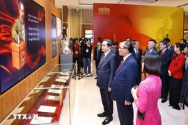 原越共中央总书记农德孟、国会主席陈青敏同各位代表参观越南国会博物馆。图自越通社