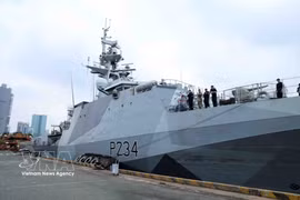 英国皇家海军“斯佩”号(HMS Spey)近海巡逻舰停靠龙屋-庆会国际港。图片来源：越通社