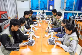 北江越韩技术高等专科学校学生实习微控制器编程课程。图片来源：越通社