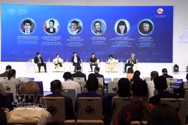 出席“重新定位越南和东盟在全球价值链中的地位”分论坛的各位代表。图片：越通社