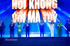 参加“越南工人对毒品说‘不’·百万颗心，同一个决心”活动启动仪式的各位代表。图片来源：越通社