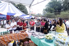 群众和游客在 “重返思念之地”山区集市购物。图片来源：越通社