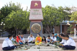 长沙特区的官兵在春节即将到来之际一起包粽子。越通社发