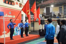 全国青年同步举行升旗仪式, 庆祝党的十四大召开。图片来源：越通社