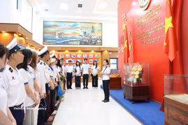 • 在庆和省开展丰富多彩的体验活动帮助海外越侨青年进一步了解越南历史和民族传统。 图片来源：越通社