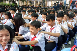 越南西宁省阮忠直初级中学1800多名学生参加生活技能教育课程活动。图片来源：越通社