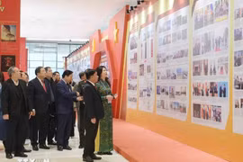 越南通讯社（越通社）在河内国家会议中心举办主题为 “在党的旗帜下 国家迈入新纪元”的图片展。图自越同社