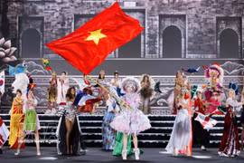 越南小姐黎阮宝玉与2026年世界小姐大赛参赛佳丽参加“世界舞蹈”（Dances of the World）总决赛开场表演。图自越通社