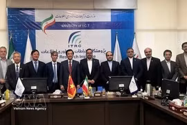 越南驻伊朗大使阮良玉与伊朗信息与通信技术研究院（ICT Research Institute）举行工作会谈。图片来源：越通社