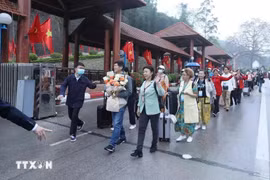 在谅山友谊口岸入境越南的中国游客团。图自越通社