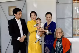 越南国会主席夫人探访摩洛哥“越南村”越侨。图自越通社