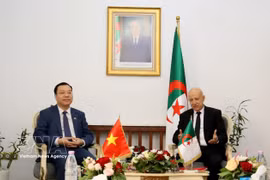 越南驻阿尔及利亚特命全权大使武维龙拜会阿尔及利亚民族解放阵线党（FLN, 简称“民阵”）总书记阿卜杜勒克里姆·本姆巴雷克。图片来源：越通社