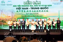 组委会向各赞助商代表送鲜花。图自越通社