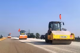 承包商正在进行东部北南高速公路项目一段施工。图自Vietnam+