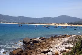 位于龙鳍岬中央的神秘而秀美的岩洞吸引游客前来打卡。图：越通社