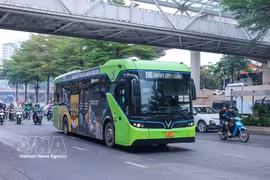 自4月18日起，该市将增投53辆电动公交车。图片来源：越通社