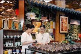 钵场陶瓷村的产品展示空间吸引众多游客前来参观、了解。图片来源：qdnd.vn