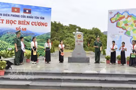 “边疆课堂”帮助学生进一步了解家乡边疆，从小树立参与维护国家主权和边境安全的责任意识。图片来源：越通社